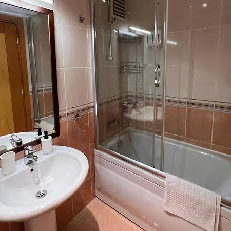 Secure, Spacious, And Eclectic 1 To 3 Bedroom W Pool, Garden, Private Parking, Tennis Basketball Football Courts And Concierge Close To Istinye Park, Turkish Tennis Federation, And Acibadem Maslak Κωνσταντινούπολη