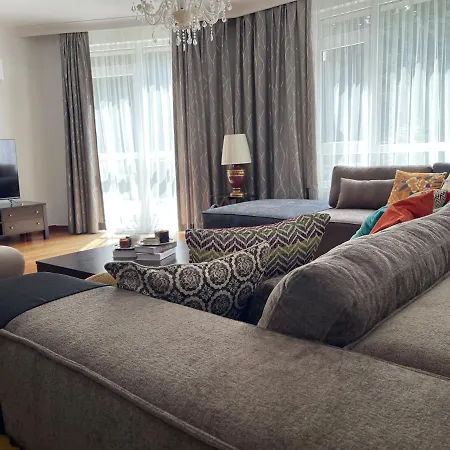 Διαμέρισμα Secure, Spacious, And Eclectic 1 To 3 Bedroom W Pool, Garden, Private Parking, Tennis Basketball Football Courts And Concierge Close To Istinye Park, Turkish Tennis Federation, And Acibadem Maslak *